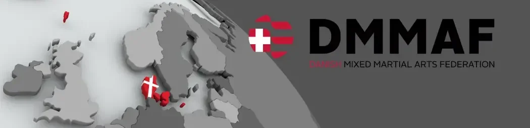 Verdenskort med Danmark markeret og DMMAF logo